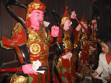 Đi cùng với binh khí của các tướng hộ pháp trong các đình chùa ở một chùa tại Hà Nội là những đồng tiền lẻ do không ít người thiếu ý thức khi đi lễ đặt lên.