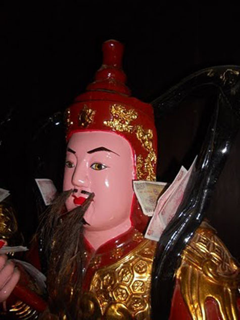 Trên vai tượng cũng bắt buộc phải nhận thêm không ít đồng tiền lẻ.