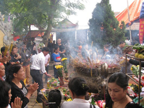 Đua nhau thắp hương, khói mù mịt trước cửa điện.