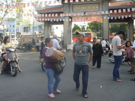 Cảnh chèo kéo khách mua hương diễn ra ngay trước cổng chùa.