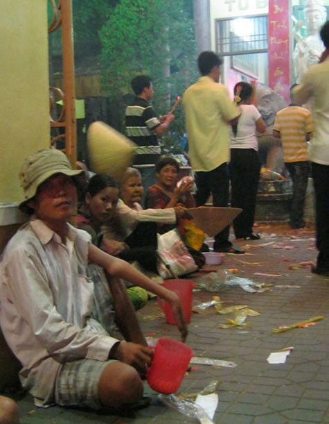 Ăn xin lộng hành ngay trong khuôn viên không ít chùa ở TP Hồ Chí Minh.