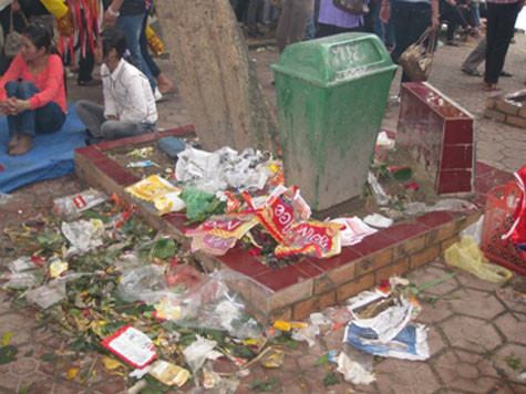 Rác thải vứt bừa bãi tại đền Chợ Củi (Hà Tĩnh).