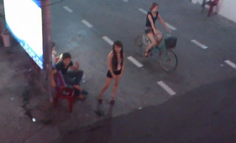 Một gái mại dâm ở Đồ Sơn đang đợi để được đưa lên phòng cho khách làng chơi (Ảnh: Infonet).