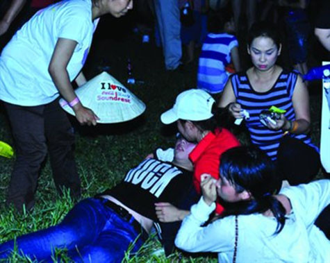 Fan ngất xỉu vì Big Bang (Ảnh: Lao động) Fan ngất xỉu vì Big Bang (Ảnh: Lao động)