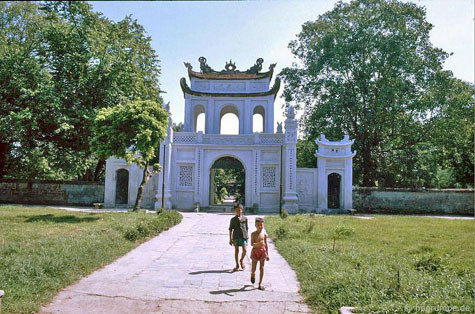 Cùng vui chơi trước cổng di tích. Cùng vui chơi trước cổng di tích.