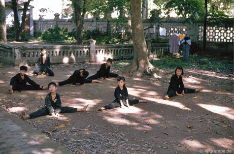 Các cô bé, cậu bé hăng say tập võ. Các cô bé, cậu bé hăng say tập võ.