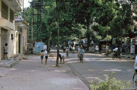 Cùng chạy nhảy trên vỉa hè một tuyến phố. Cùng chạy nhảy trên vỉa hè một tuyến phố.