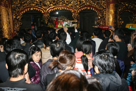 Cảnh chen chúc, xô đẩy vào bái lễ ở Yên Tử. Cảnh chen chúc, xô đẩy vào bái lễ ở Yên Tử.