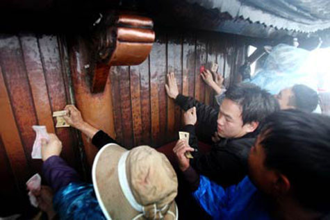 ... và quanh chùa Đồng (Yên Tử) nhằm cầu may mắn (?). ... và quanh chùa Đồng (Yên Tử) nhằm cầu may mắn (?).