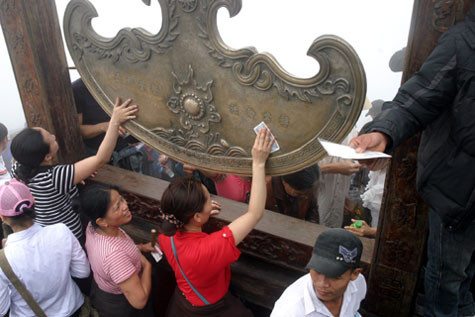 ...xoa tiền lẻ vào khánh ...xoa tiền lẻ vào khánh