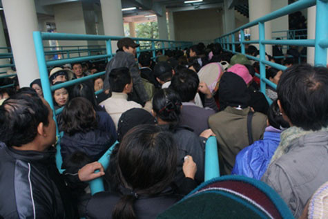 Cảnh chen lấn, xô đẩy cũng diễn ra liên tục tại khu vực cáp treo chùa Hương. Cảnh chen lấn, xô đẩy cũng diễn ra liên tục tại khu vực cáp treo chùa Hương.