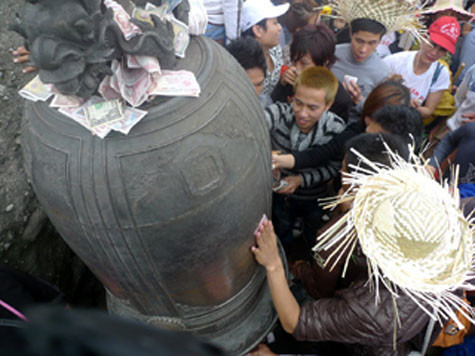 Không ít người đi lể thiếu ý thức vẫn đua nhau xoa tiền lẻ vào chuông... Không ít người đi lể thiếu ý thức vẫn đua nhau xoa tiền lẻ vào chuông...