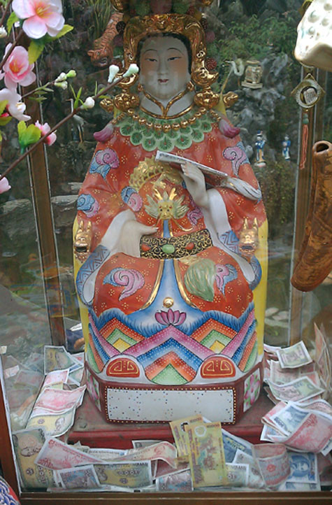 Đức mẫu bà ở Phủ Giầy cũng ngập tiền lẻ. Đức mẫu bà ở Phủ Giầy cũng ngập tiền lẻ.