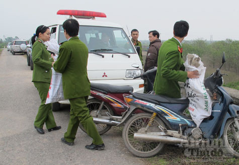 Đã có ít nhất 4 bao tải chứa vật chứng được cơ quan chức năng chuyển lên xe chuyên dụng từ khu vực bị phá dỡ trái phép. Đã có ít nhất 4 bao tải chứa vật chứng được cơ quan chức năng chuyển lên xe chuyên dụng từ khu vực bị phá dỡ trái phép.