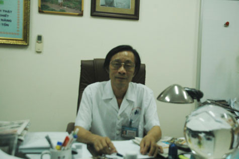 Tiến sĩ Nguyễn Sỹ Hóa, Phó giám đốc Viện Da liễu Trung ương cho rằng, việc đối xử với những bệnh nhân phong như vậy của cán bộ, hộ lý tại trung tâm da liễu Hà Đông là không thể chấp nhận được. Tiến sĩ Nguyễn Sỹ Hóa, Phó giám đốc Viện Da liễu Trung ương cho rằng, việc đối xử với những bệnh nhân phong như vậy của cán bộ, hộ lý tại trung tâm da liễu Hà Đông là không thể chấp nhận được.