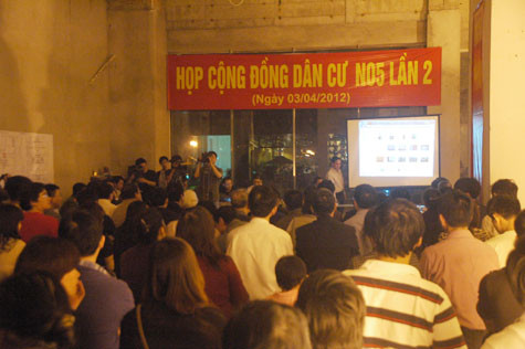 Cuộc họp toàn thể lần thứ hai của cụm chung cư N05 (Vinaconex) diễn ra vào tối 3/4.