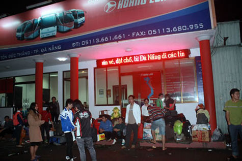 Hành khách trên chuyến xe Hoàng Long BKS 16L-3445 chờ tại Văn phòng Đà Nẵng vào đêm ngày 15/1/2012, trong tình trạng bị bỏ đói. Hành khách trên chuyến xe Hoàng Long BKS 16L-3445 chờ tại Văn phòng Đà Nẵng vào đêm ngày 15/1/2012, trong tình trạng bị bỏ đói.