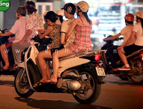 Vừa ăn mặc "mát mẻ" vừa vi phạm giao thông (Ảnh kenh14.vn) Vừa ăn mặc "mát mẻ" vừa vi phạm giao thông (Ảnh kenh14.vn)