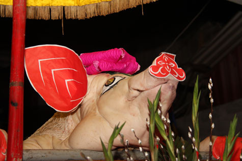 Ngoài ra, mỗi “ông Lợn” tế còn được trang trí thêm bằng giấy màu và một số vật liệu khác.