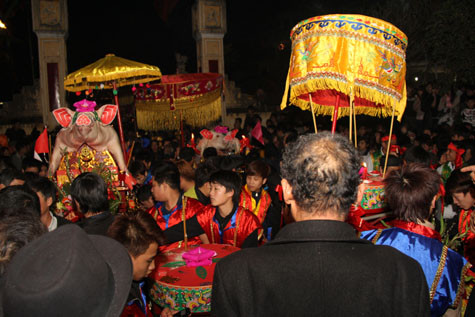 Đến đúng 21 giờ, 16 "ông Lợn" của các xóm được bắt đầu đưa vào đình làng để chuẩn bị cho lễ tế Thành Hoàng làng diễn ra lúc 12 giờ đêm.