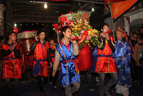 Kiệu hoa và quả xôi của mỗi xóm được rước vào trước.