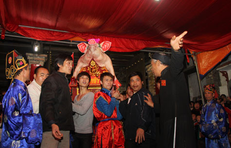 Theo qui định, chỉ có 6 "ông Lợn" được vào nhập phía trong cung cấm của đình, còn các "ông" khác được đặt ở phía ngoài Đại Bái.