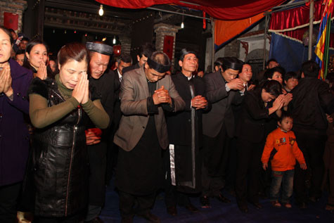 Cùng bái yết Thành Hoàng làng, cầu mong cho một năm mới an khang, thịnh vượng.