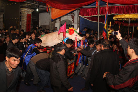 Theo các cụ truyền lại, tục này đã có từ xưa, khi đức thánh Tĩnh Quốc Tam Lang (một bộ tướng thời vua Hùng) tập hợp quân lính để đánh giặc, dân làng mang thịt lợn, xôi đến để khao quân.