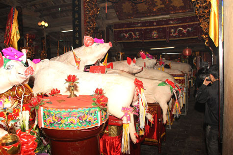 Các "ông Lợn" được xếp ngay ngắn ở phía ngoài Đại Bái để chuẩn bị cho việc tế lễ và chấm điểm. Phần thưởng cho xóm nào có ông lợn to, trang trí đẹp sẽ là vài bao thuốc, gói chè…