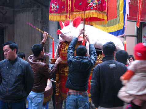 Những “ông lợn” được mổ thịt rồi trang trí rất long trọng trước khi rước ra đình làng. Mỗi ông lợn phải nặng trên 100kg mới đạt chuẩn.