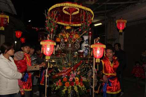 Phía sau là kiệu mâm ngũ quả.