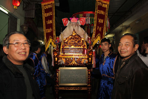 Lễ hội La Phù diễn ra trong 2 ngày (13 và 14 tháng Giêng hằng năm) nhưng nghi lễ chính thức được bắt đầu vào lúc 18 giờ ngày 13 - khi người dân của 11 xóm đốt đèn, rước kiệu và 16 “ông lợn” ra đình làng. Lễ tế kết thúc vào khoảng 1-2 giờ sáng ngày 14.