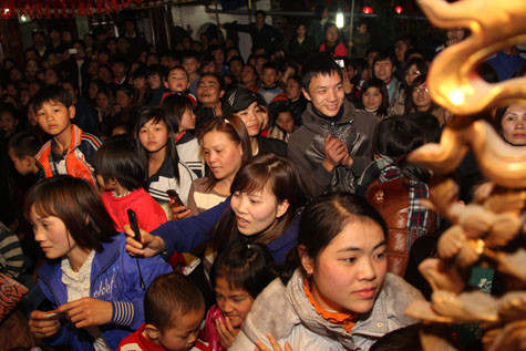 Dù tổ chức vào thời điểm ban đêm nhưng rất đông nhân dân và du khách khắp nơi vẫn nô nức tới dự.
