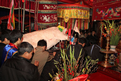 Rước "ông Lợn" vào nhập nội cung.