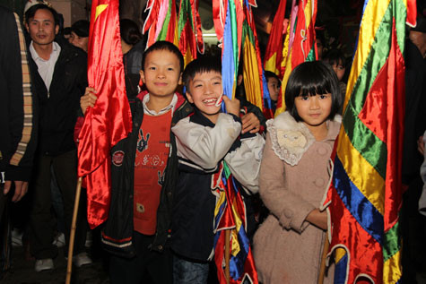 18 giờ, lễ rước "ông Lợn" bắt đầu. Đi đầu là đoàn cờ rước của các cháu thiếu nhi.