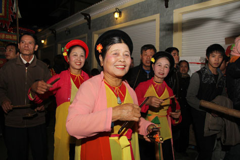 Tiếp đến là đội nhạc hội.