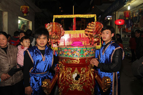 Quả xôi được 4 thanh niên khỏe mạnh chọn ra trong mỗi xóm khiêng.