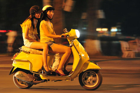 Hai cô gái diện quần sóoc ngắn dạo phố buổi tối. Hai cô gái diện quần sóoc ngắn dạo phố buổi tối.