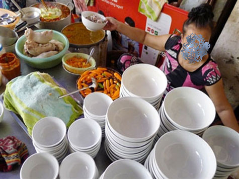 Độc giả thách những ông chủ của các quán "bún mắng, cháo chửi" có thể tồn tại được ở đất Sài Gòn (Ảnh: Internet) Độc giả thách những ông chủ của các quán "bún mắng, cháo chửi" có thể tồn tại được ở đất Sài Gòn (Ảnh: Internet)