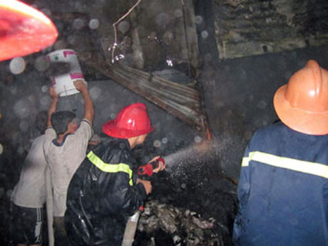 Khuya ngày 17/7/2011, một quầy hàng bán than tổ ong ở chợ TP Tuy Hòa, Phú Yên bỗng dưng phát cháy dữ dội. Khuya ngày 17/7/2011, một quầy hàng bán than tổ ong ở chợ TP Tuy Hòa, Phú Yên bỗng dưng phát cháy dữ dội.