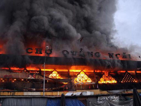 Ngọn lửa cao hàng chục mét bao trùm chợ Quảng Ngãi suốt từ 4h sáng đến 11h chiều 9/2/2012 đã khiến hàng hóa của hơn 400 tiểu thương bị thiêu rụi. Tổng thiệt hại lên tới 200 tỉ đồng. Đây cũng là vụ cháy lớn nhất trong lịch sử của tỉnh này Ngọn lửa cao hàng chục mét bao trùm chợ Quảng Ngãi suốt từ 4h sáng đến 11h chiều 9/2/2012 đã khiến hàng hóa của hơn 400 tiểu thương bị thiêu rụi. Tổng thiệt hại lên tới 200 tỉ đồng. Đây cũng là vụ cháy lớn nhất trong lịch sử của tỉnh này