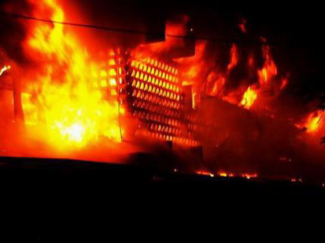 Đêm 16/12/2006, ngọn lửa đã bùng lên thiêu rụi hàng trăm ki ốt tại chợ Lớn Quy Nhơn (Bình Định), gây thiệt hại số tiền lên tới 136 tỉ đồng. Đêm 16/12/2006, ngọn lửa đã bùng lên thiêu rụi hàng trăm ki ốt tại chợ Lớn Quy Nhơn (Bình Định), gây thiệt hại số tiền lên tới 136 tỉ đồng.