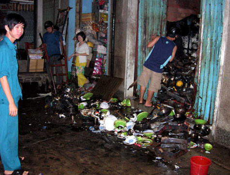 Khoảng 1h ngày 18/7/2011 tại khu chợ sầm uất được người dân thành phố Sóc Trăng (Sóc Trăng) gọi là khu “bàn cờ” với nhiều đường ngang dọc đã phát hỏa. Hàng trăm tiểu thương giật mình thức giấc, hoảng loạn bồng bế trẻ em ra khỏi nhà Khoảng 1h ngày 18/7/2011 tại khu chợ sầm uất được người dân thành phố Sóc Trăng (Sóc Trăng) gọi là khu “bàn cờ” với nhiều đường ngang dọc đã phát hỏa. Hàng trăm tiểu thương giật mình thức giấc, hoảng loạn bồng bế trẻ em ra khỏi nhà