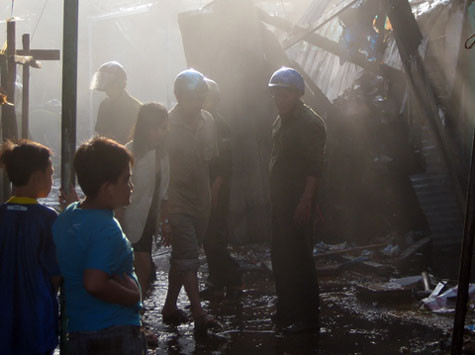 Lúc 1h sáng mồng 1 Tết Nhâm Thìn, một vụ cháy lớn đã xảy ra tại chợ Phú Tân (Cà Mau) thiêu rụi 4 căn nhà, 6 ki-ốt trong đó có 1 tiệm vàng… Lúc 1h sáng mồng 1 Tết Nhâm Thìn, một vụ cháy lớn đã xảy ra tại chợ Phú Tân (Cà Mau) thiêu rụi 4 căn nhà, 6 ki-ốt trong đó có 1 tiệm vàng…