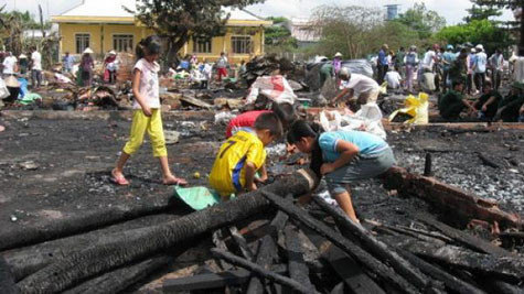 Khoảng 0 giờ ngày 20/10/2011, một vụ cháy lớn xảy ra đã thiêu rụi hoàn toàn 53 sạp hàng hoá của khu chợ Định An, thuộc xã Định An, huyện Trà Cú, thiệt hại ban đầu ước khoảng 4 tỉ đồng. Khoảng 0 giờ ngày 20/10/2011, một vụ cháy lớn xảy ra đã thiêu rụi hoàn toàn 53 sạp hàng hoá của khu chợ Định An, thuộc xã Định An, huyện Trà Cú, thiệt hại ban đầu ước khoảng 4 tỉ đồng.