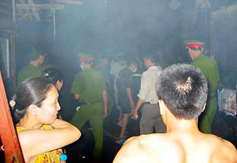 Khoảng 19h30 ngày 20/6/2005, từ ngọn lửa ở khu bán hàng mã lan ra đã thiệu rụi hàng hóa của 170 hộ kinh doanh chủ yếu là hàng mã, hoa quả, thịt tại chợ Hà Đông, phường Nguyễn Trãi, thị xã Hà Đông, tỉnh Hà Tây (cũ). Khoảng 19h30 ngày 20/6/2005, từ ngọn lửa ở khu bán hàng mã lan ra đã thiệu rụi hàng hóa của 170 hộ kinh doanh chủ yếu là hàng mã, hoa quả, thịt tại chợ Hà Đông, phường Nguyễn Trãi, thị xã Hà Đông, tỉnh Hà Tây (cũ).