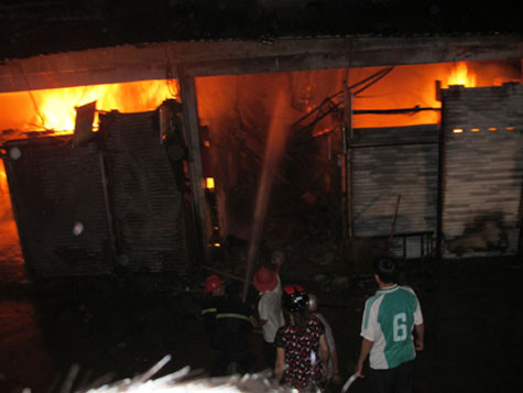 Vào khoảng 20h tối 20/6/2011, đám cháy bắt đầu bùng phát tại khu vực đình phụ chợ Vinh (Nghệ An) và tiếp tục lan nhanh. Hàng trăm ki ốt đã bị thiêu rụi, thiệt hại ước tính hàng chục tỷ đồng. Vào khoảng 20h tối 20/6/2011, đám cháy bắt đầu bùng phát tại khu vực đình phụ chợ Vinh (Nghệ An) và tiếp tục lan nhanh. Hàng trăm ki ốt đã bị thiêu rụi, thiệt hại ước tính hàng chục tỷ đồng.