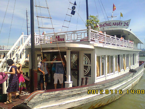 Không chỉ "chặt chém" mà cung cách phục vụ của nhân viên trên con tàu Thống Nhất trong chuyến thăm vịnh Hạ Long vừa qua cũng khiến đoàn chúng tôi hết sức bức xúc. Không chỉ "chặt chém" mà cung cách phục vụ của nhân viên trên con tàu Thống Nhất trong chuyến thăm vịnh Hạ Long vừa qua cũng khiến đoàn chúng tôi hết sức bức xúc.