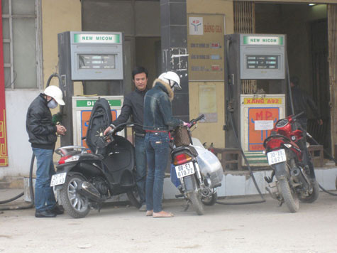 Từ 16 giờ chiều nay, giá xăng A92 đã tăng 20.100 đồng/lít. (Ảnh: Thành Chung) Từ 16 giờ chiều nay, giá xăng A92 đã tăng 20.100 đồng/lít. (Ảnh: Thành Chung)