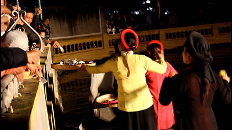 "Liền chị" xin tiền.